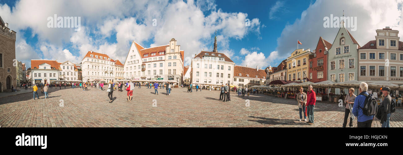 Un panorama del Raekoja plats nella città vecchia di Tallinn, Estonia. Foto Stock