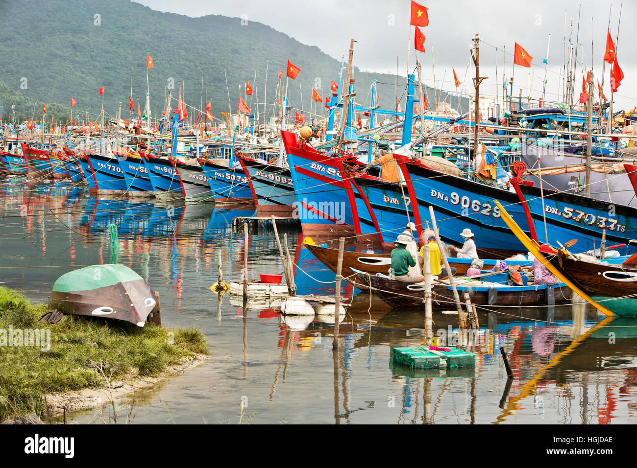 Commerciale colorate barche da pesca ancorate in protetti Da Nang porto. Foto Stock