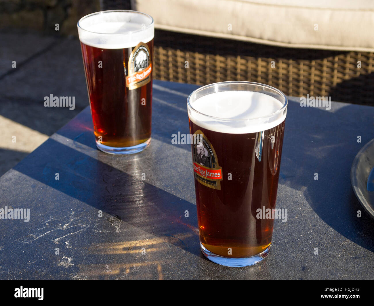 Pinte di birra all'aperto ristorante pub tabella Foto Stock