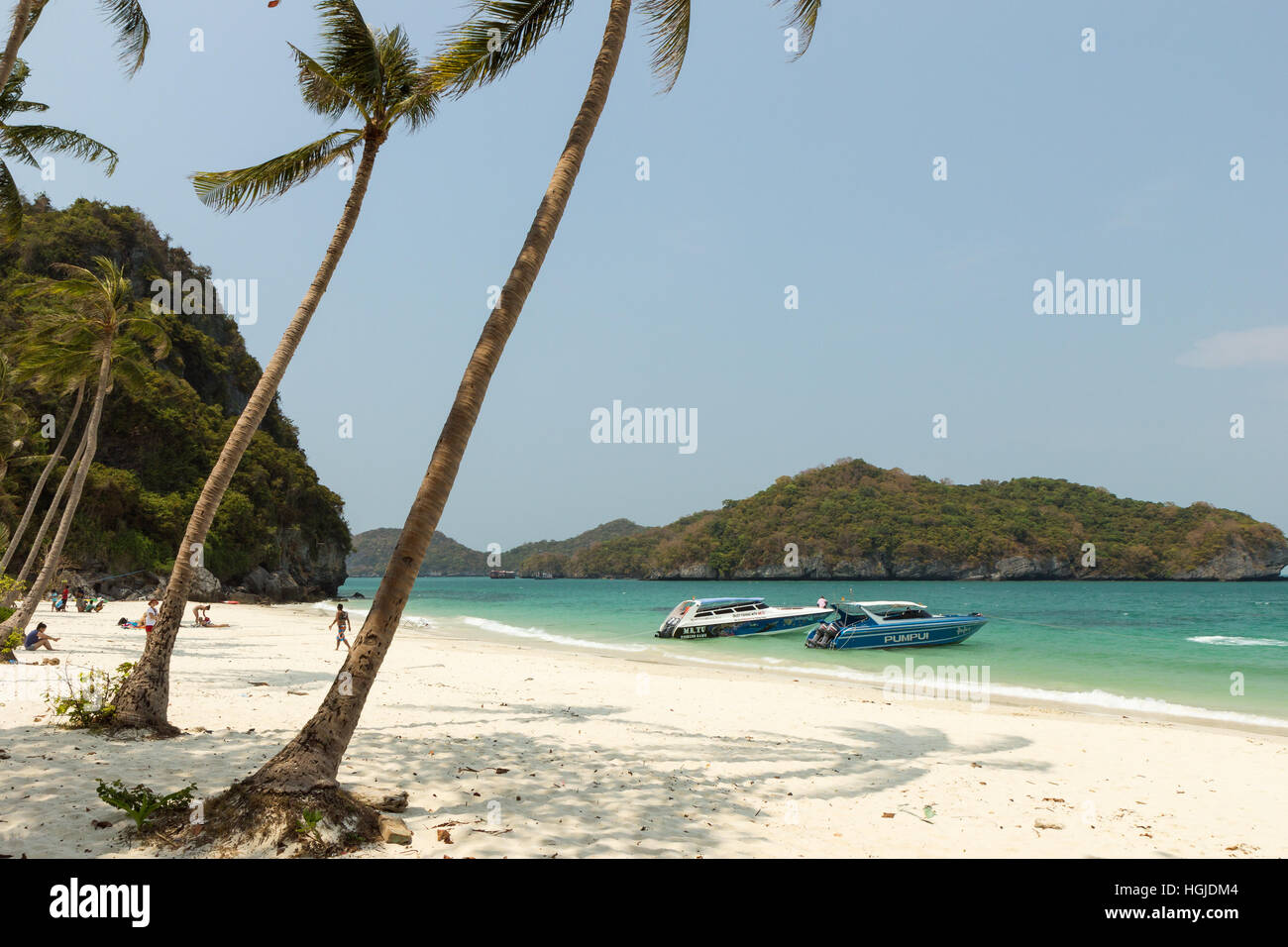 Due motoscafi e poche persone in una spiaggia di Koh Wua Talab isola a Angthong (Ang Thong) National Marine Park in Thailandia. Foto Stock