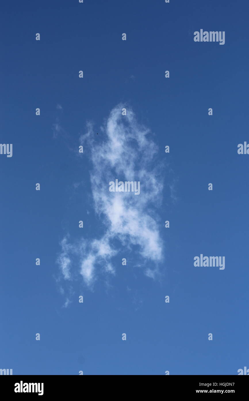 Una nuvola bianca su un cielo blu chiaro Foto Stock
