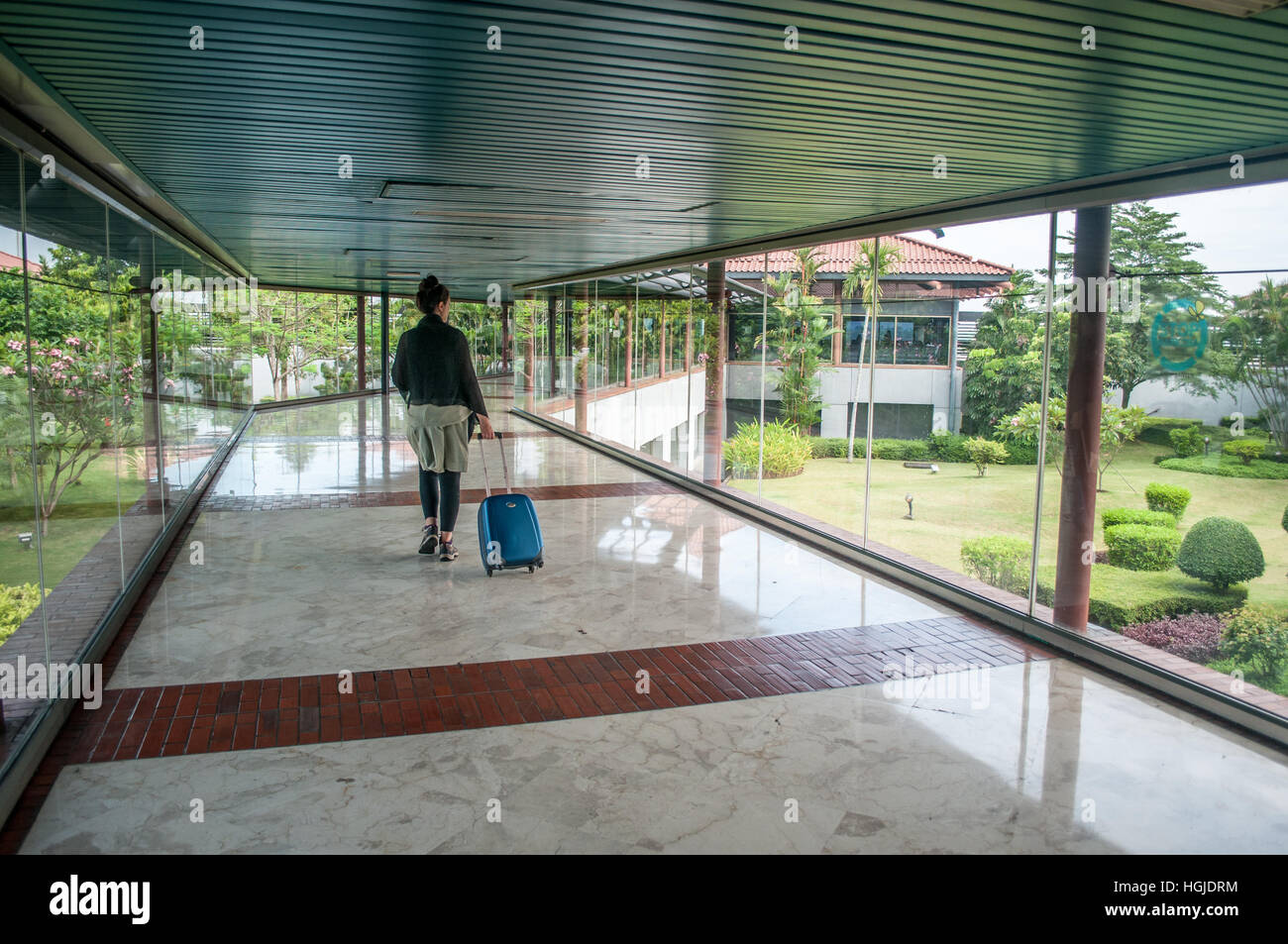 Passeggiate turistiche sul cancello a Jakarta airport Foto Stock
