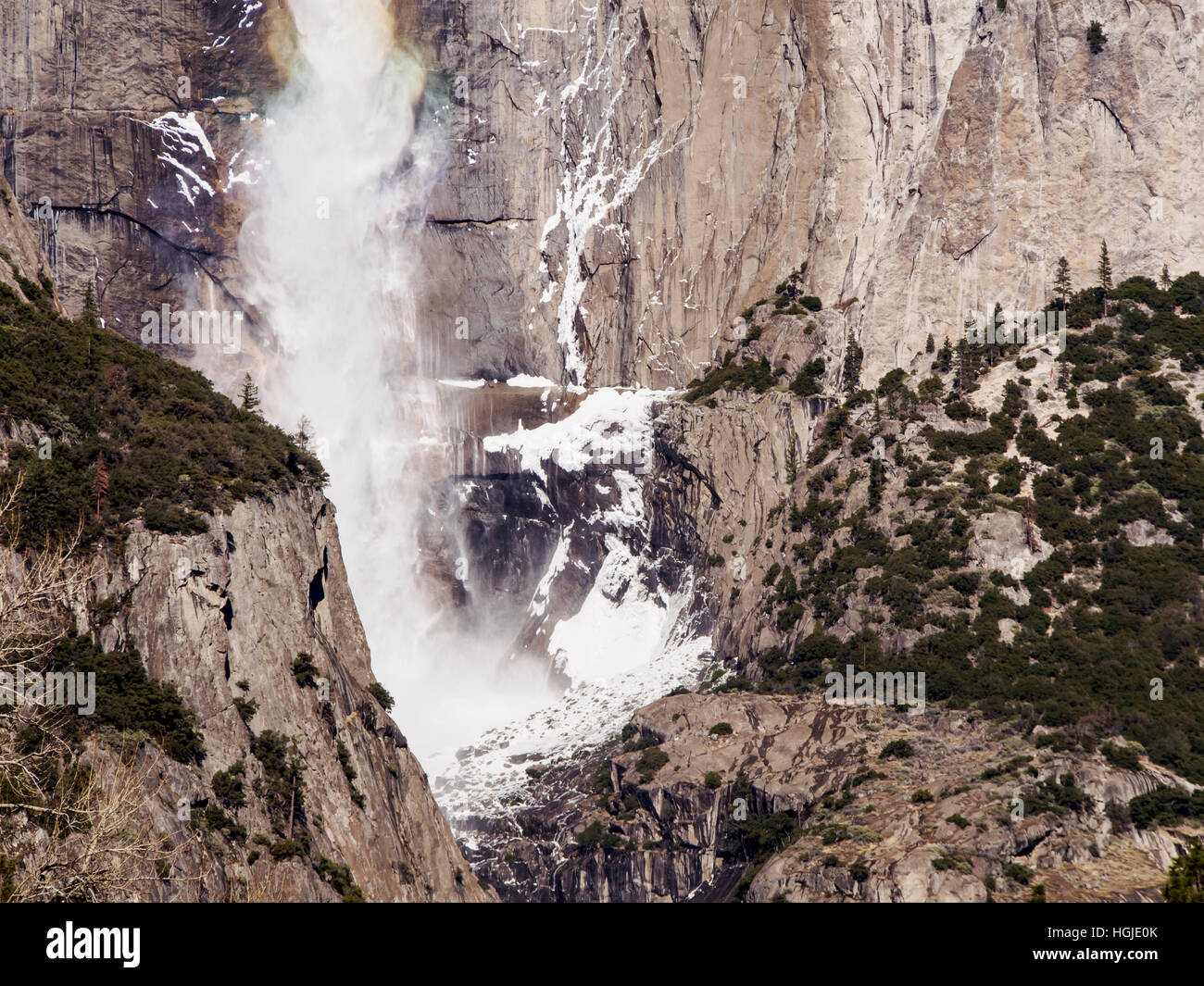 Abbassare Yosemite Falls nella Yosemite Valley, California su un luminoso e freddo giorno di dicembre 2016. Foto Stock