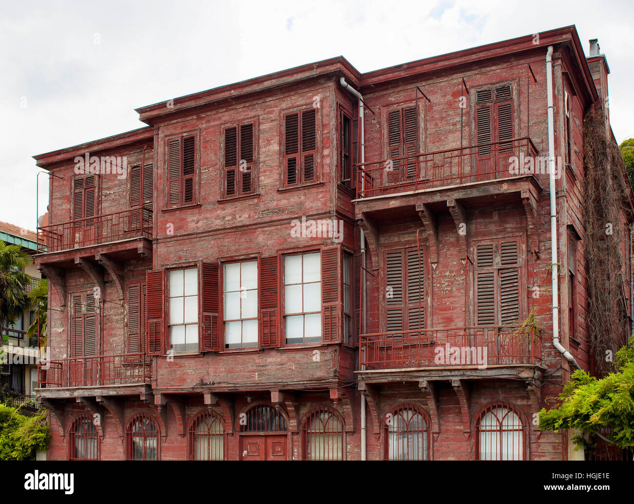Vista delle tradizionali, storici, marrone, vecchio edificio rovinato da Bosphours a Istanbul. Dettagli architettonici mostra lo stile risalente al XIX centur Foto Stock
