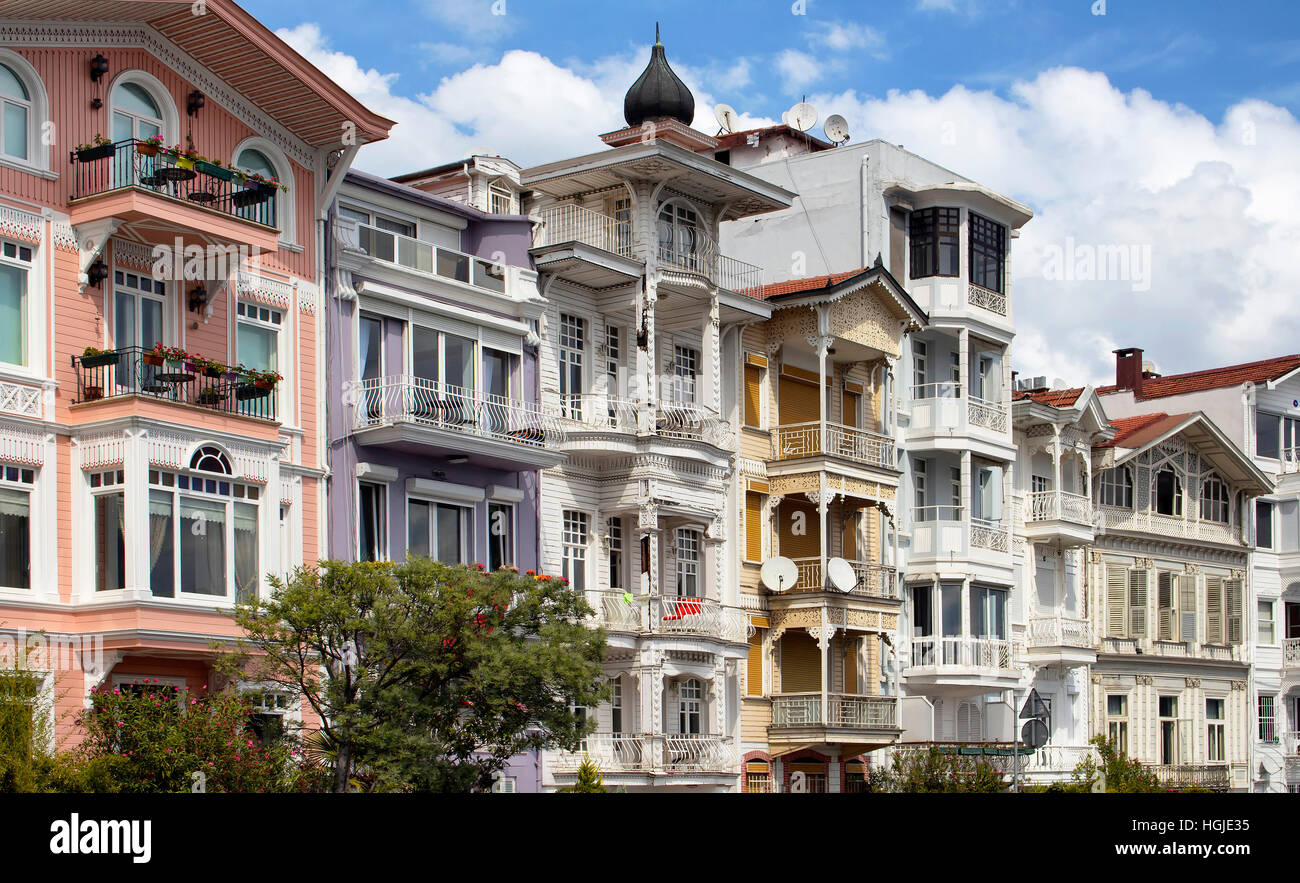 Tradizionali, storici, colorati edifici vecchi da Bosphours a Istanbul. Dettagli architettonici mostra lo stile datato nel XIX secolo. Neig storico Foto Stock