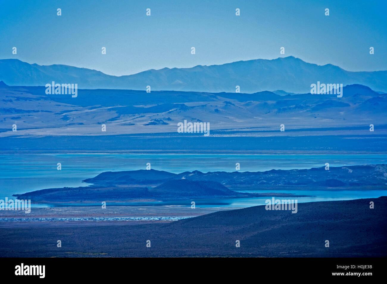 Mono Lake, una soluzione salina poco profondo lago di soda, in California, durante le condizioni di siccità. Foto Stock