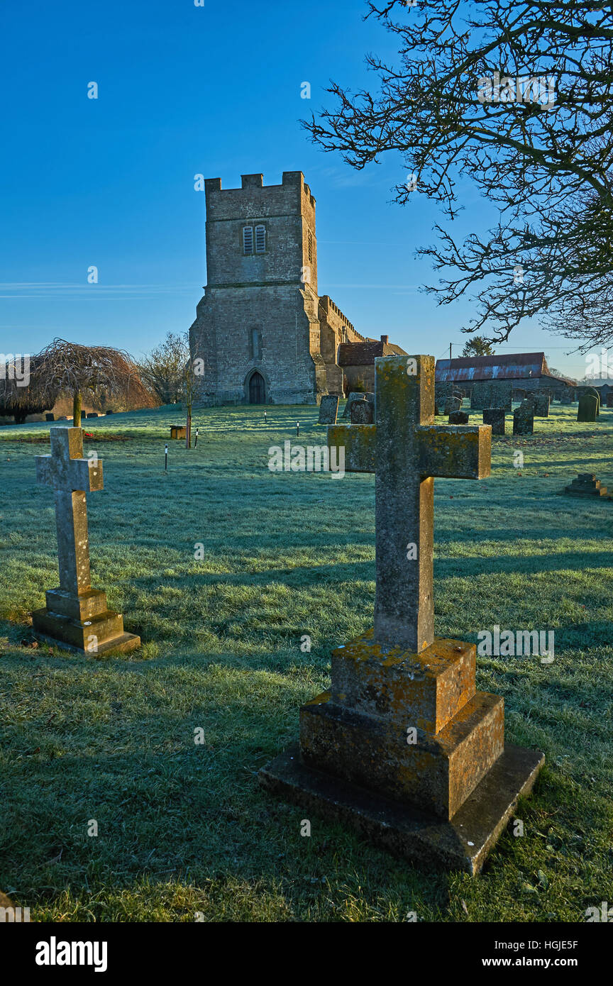 La chiesa parrocchiale di St Giles Chesterton sorge in un campo remoto dal piccolo villaggio, visto qui su un gelido inverno mattina Foto Stock