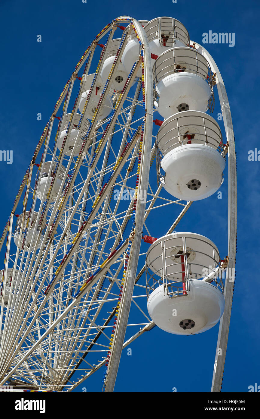 Immagine astratta della ruota panoramica Ferris e il molo a Blackpool, impostare contro un cielo blu chiaro. Foto Stock