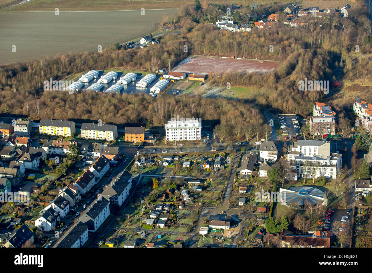 Vista aerea, terreno ex miniera di carbone in Olanda con headframe Zeche Holland e contenitore di rifugiati, Wattenscheid, Bochum, Foto Stock