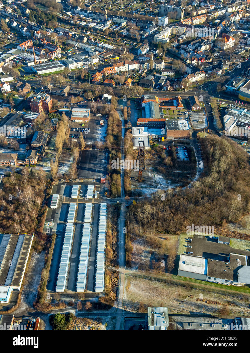 Vista aerea, terreno ex miniera di carbone in Olanda con headframe Zeche Holland e contenitore di rifugiati, Wattenscheid, Bochum, Foto Stock