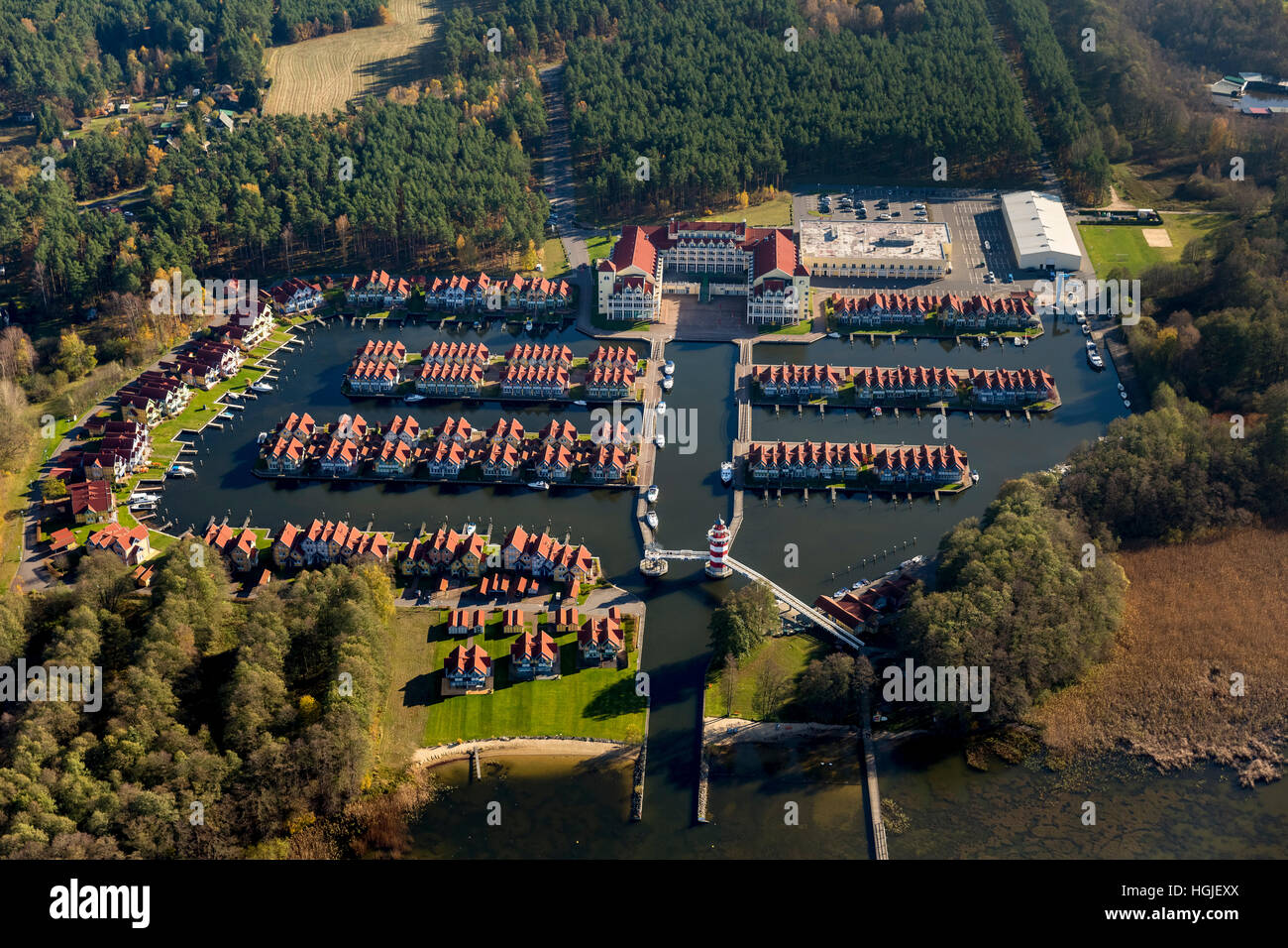 Vista aerea cottage con barca di lancio, marina Rheinberg, harbour village Rheinsberg Faro, Porto Marittimo Hotel Rheinberg, Foto Stock