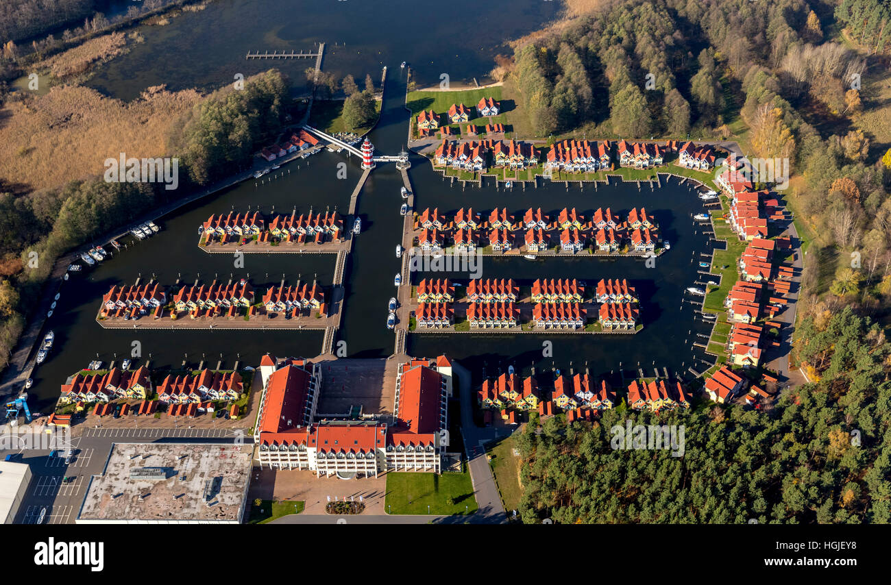 Vista aerea cottage con barca di lancio, marina Rheinberg, harbour village Rheinsberg Faro, Porto Marittimo Hotel Rheinberg, Foto Stock