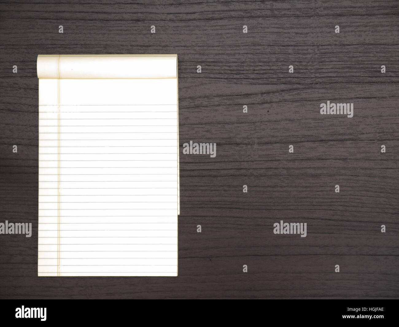 Scrivania di legno scuro Top, Notepad spazio copia Foto Stock