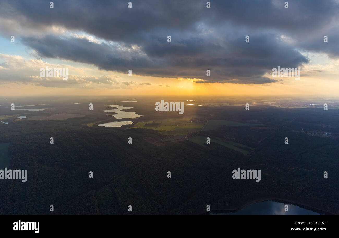 Vista aerea, seascape, in sera retroilluminazione brilla la Zirtowsee e Rätzsee e Peetschsee, Wesenberg,Meclemburgo Lake District Foto Stock