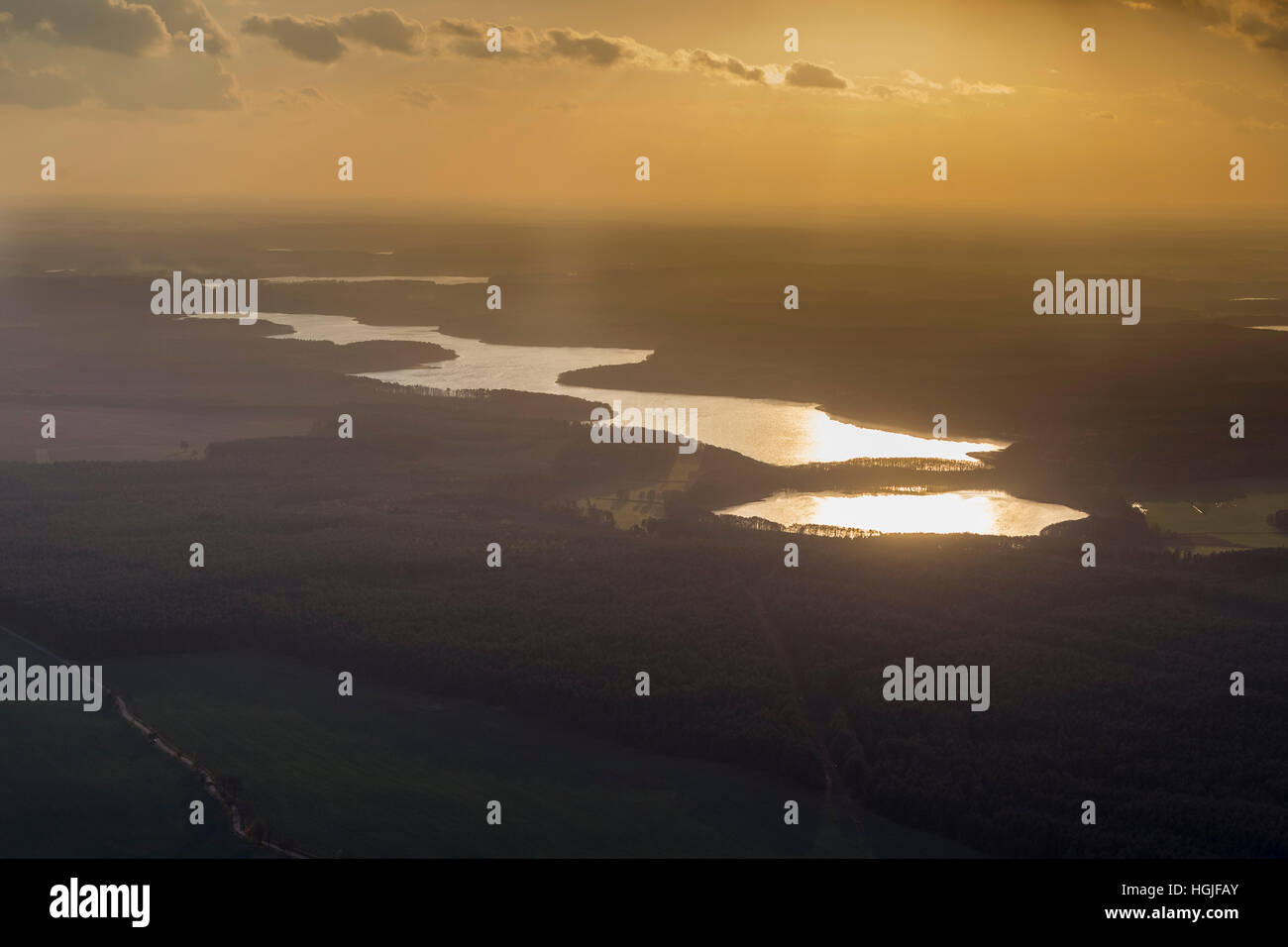 Vista aerea, seascape, in sera retroilluminazione brilla la Zirtowsee e Rätzsee e Peetschsee, Wesenberg,Meclemburgo Lake District Foto Stock