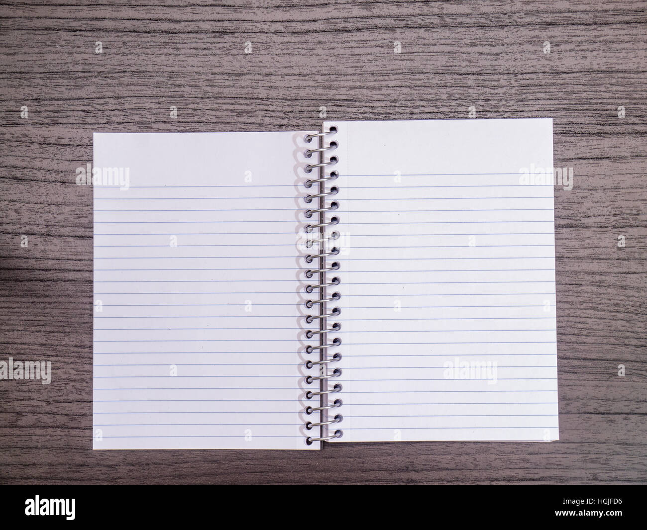 Scrivania di legno scuro, aprire il notebook a spirale Foto Stock