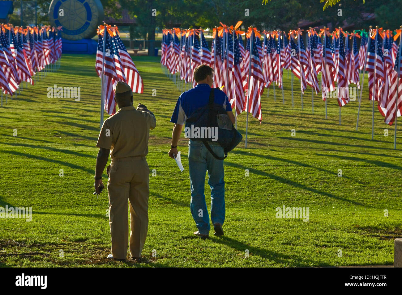 Soldato dà l uomo le direzioni al Rancho Bernardo Campo di guarigione, creato con 1.100 3 piede-da-5-piede bandierine americane su 8 piedi di poli. Le bandiere offrono Foto Stock