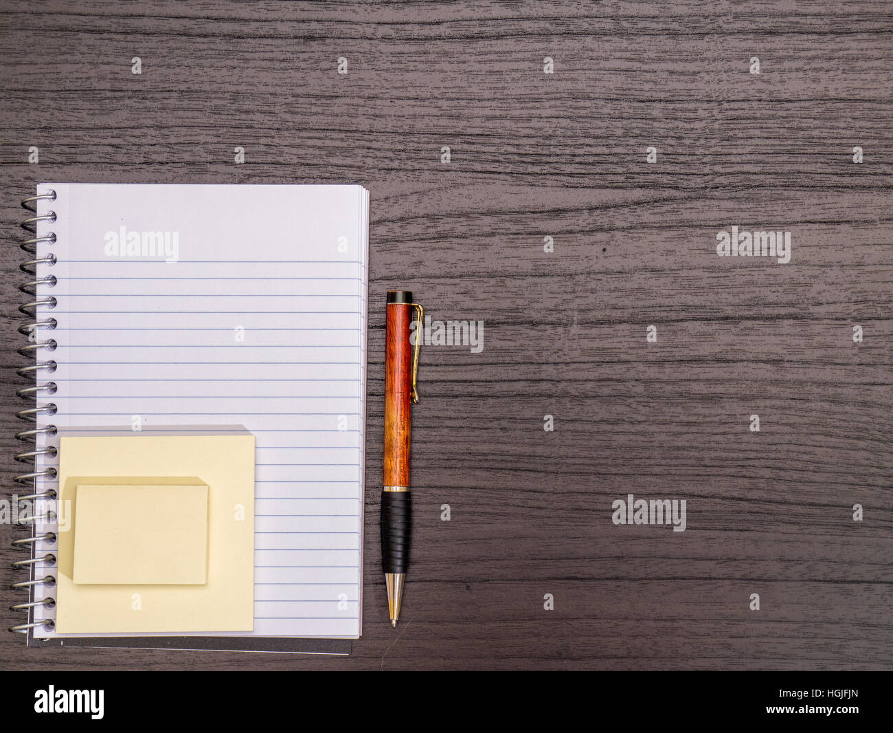 Scrivania, Notebook a spirale, note, la penna sulla scrivania Foto Stock
