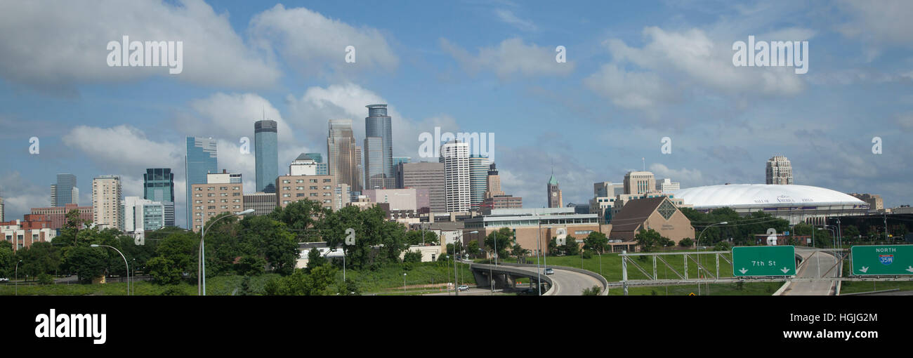 2013 panoramica sullo skyline di Minneapolis con il vecchio NFL Humphrey Metrodome Viking ancora intatto. Minneapolis Minnesota MN USA Foto Stock