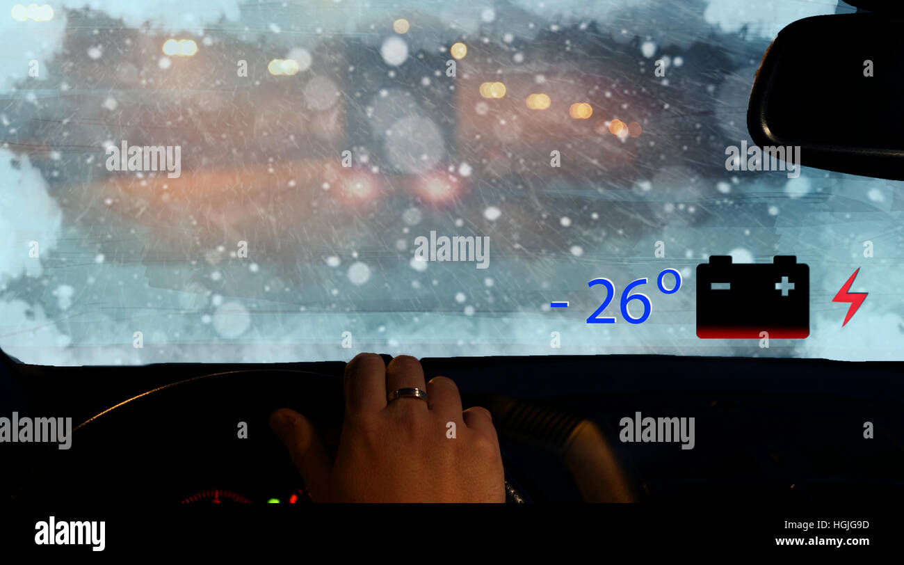 Icona della batteria scarica su head up display in auto Foto Stock