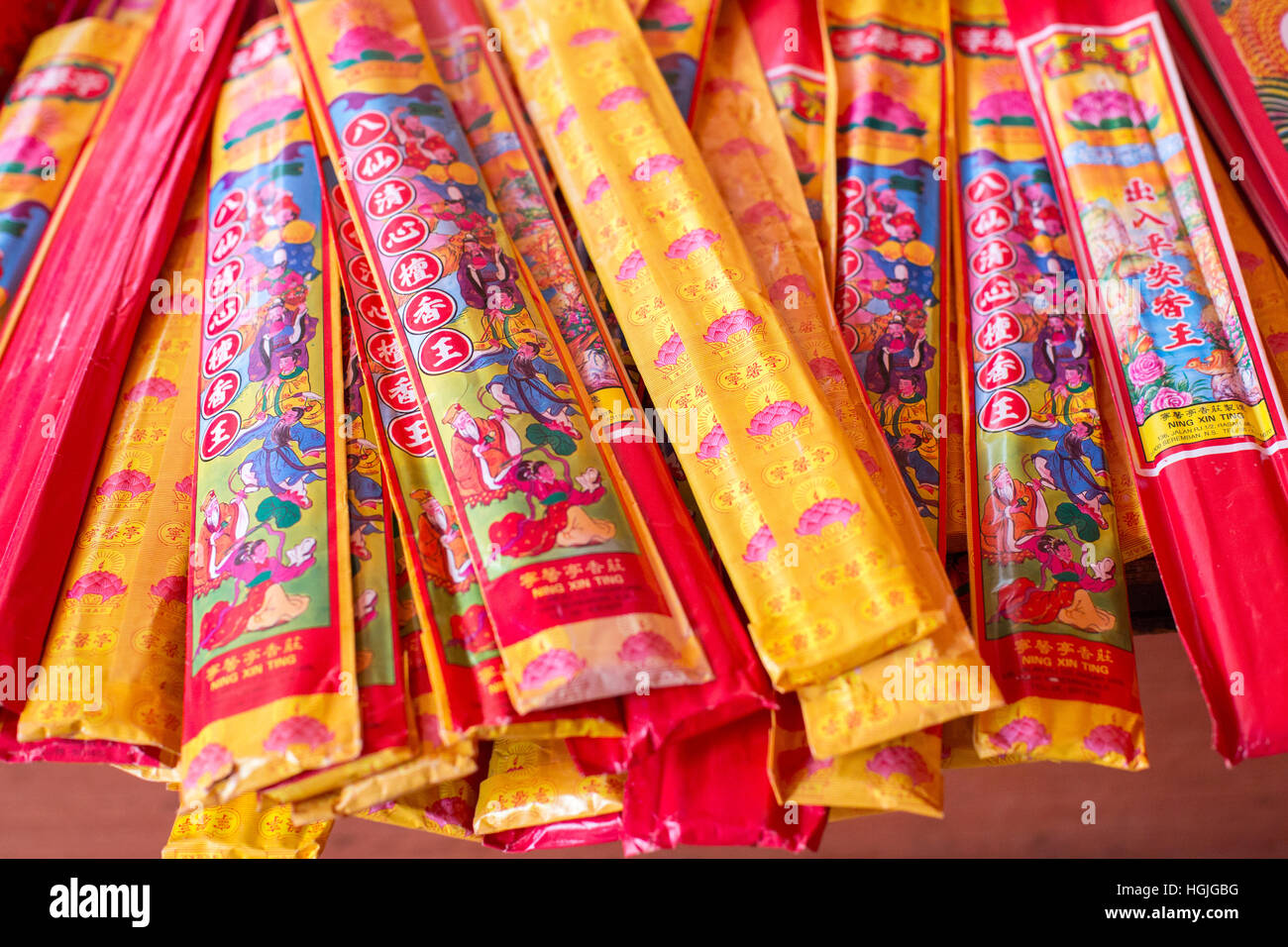 I bastoncini di incenso sono memorizzati in preparazione per il cinese di nuovo anno lunare in un tempio nel centro di Kuala Lumpur. Foto Stock