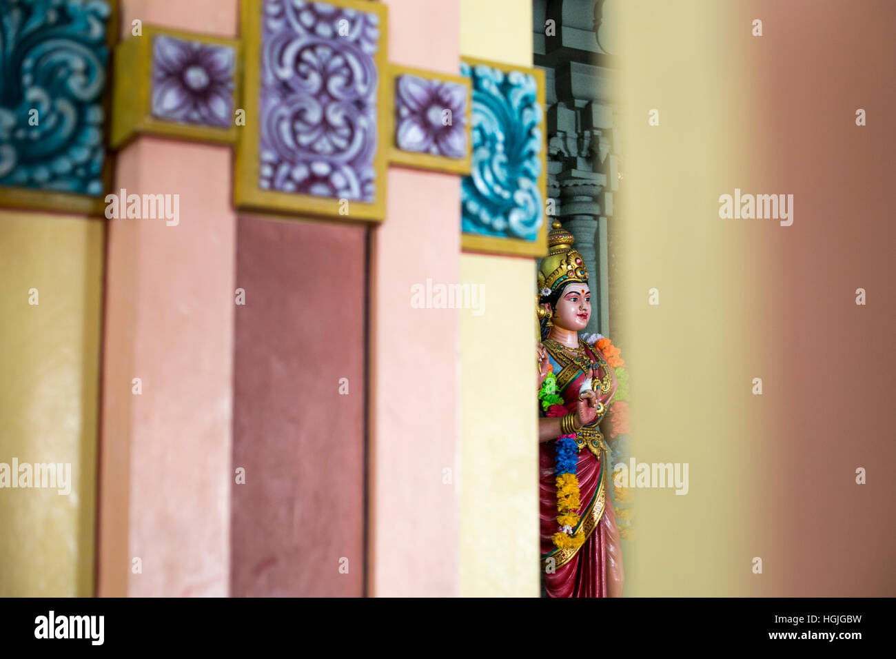 Dettaglio di una parete decorata in un tempio indù a Kuala Lumpur. Foto Stock