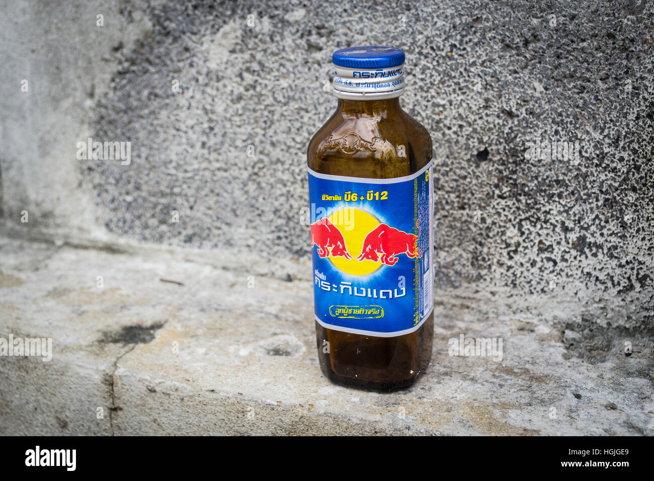 Bangkok, Tailandia - 7 Agosto 2015 : Red Bull è una bevanda energetica, che in primo luogo è stato inventato e venduto in Thailandia. Foto Stock