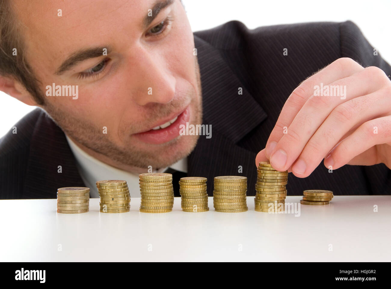Imprenditore con monete metalliche in euro Foto Stock