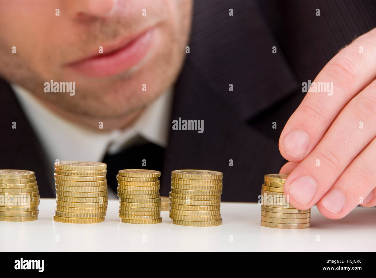 Imprenditore con monete metalliche in euro Foto Stock