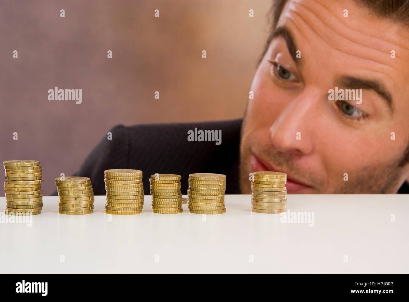 Uomo con le monete Foto Stock