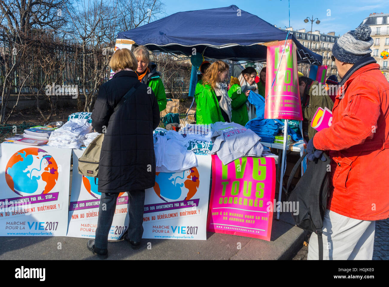 Folla di francesi, marciando per protesta contro l'aborto legale, proteste "a vita” "Decine di migliaia di manifestanti sono scesi per le strade di Parigi la domenica contro l'aborto e un disegno di legge per vietare ai siti web a favore della vita di diffondere "informazioni false” sulla fine delle gravidanze. (Il locale, sito web) -- religione in politica Foto Stock