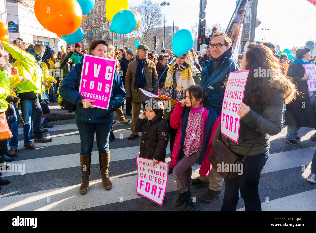 Folla di francesi, i conservatori che si battono per protesta contro l'aborto legale, le proteste 'arche pour la vie', i manifestanti conservatori "Decine di migliaia di manifestanti sono scesi per le strade di Parigi la domenica contro l'aborto e un disegno di legge per vietare ai siti web a favore della vita di diffondere "informazioni false” sulla fine delle gravidanze”. (Il sito Web locale) -- Foto Stock