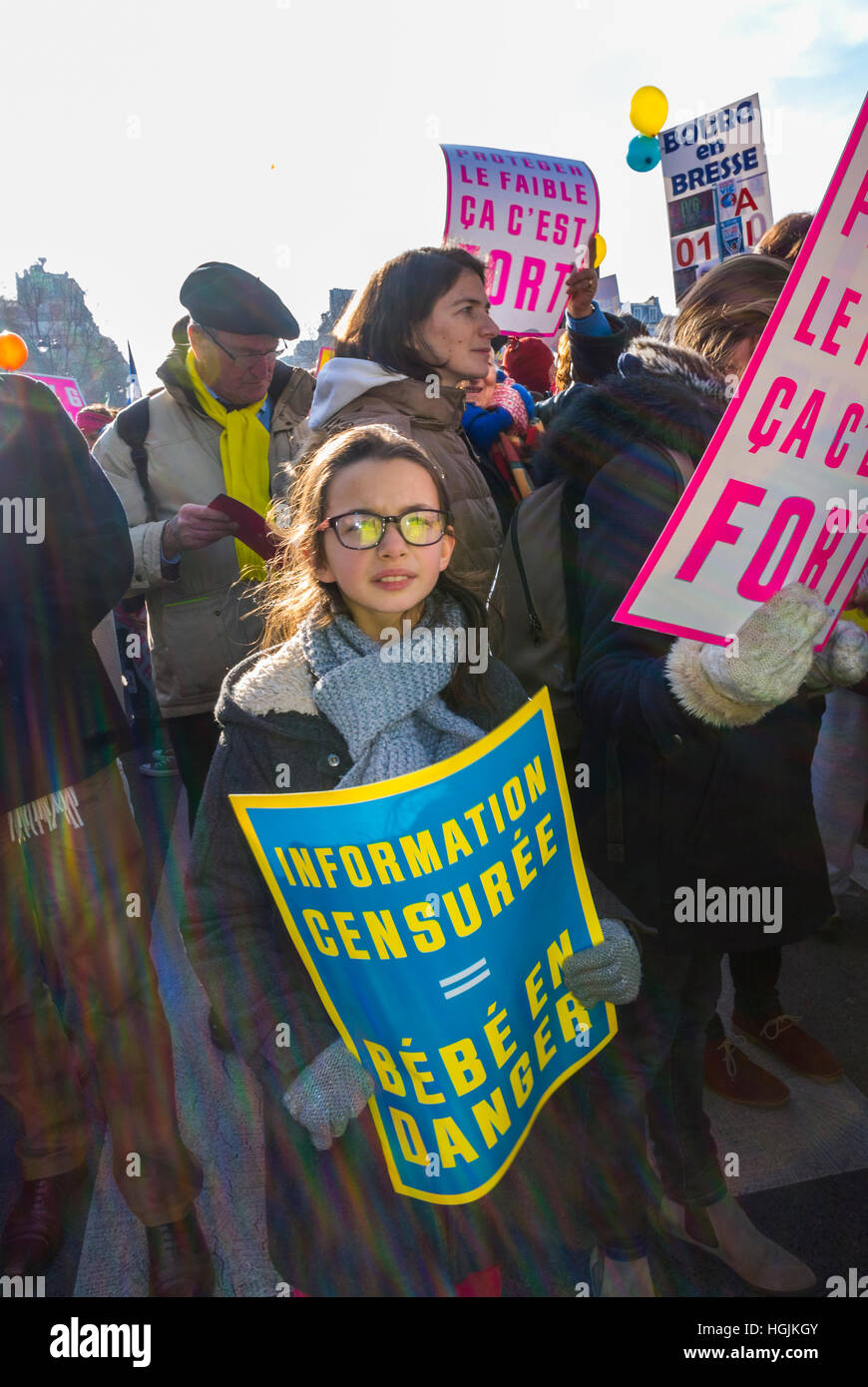 Folla di francesi, Marching in protesta contro l'aborto legale, proteste 'per la vita', manifestanti conservatori "Domenica decine di migliaia di manifestanti sono scesi per le strade di Parigi contro l'aborto e un disegno di legge per vietare ai siti web pro-vita di diffondere "informazioni false" sulla cessazione delle gravidanze. La manifestazione viene solo mesi prima che la Francia elegge un nuovo presidente, con diritto Fran cois Fil lon' (il locale, sito web) -- Foto Stock