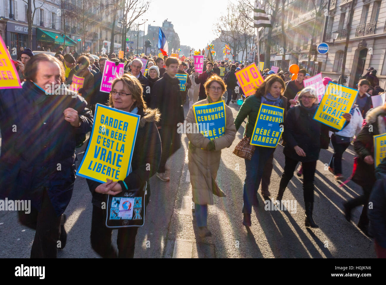 Folla di cattolici francesi, gente, marciando in protesta contro l'aborto legale, manifestanti conservatori 'arco per vita' "Decine di migliaia di manifestanti sono scesi per le strade di Parigi la domenica contro l'aborto e un disegno di legge per vietare ai siti web a favore della vita di diffondere "informazioni false” sulla fine delle gravidanze. La manifestazione arriva pochi mesi prima che la Francia elegga un nuovo presidente, con a destra Fran cois Fi llon' (il sito locale) -- Foto Stock