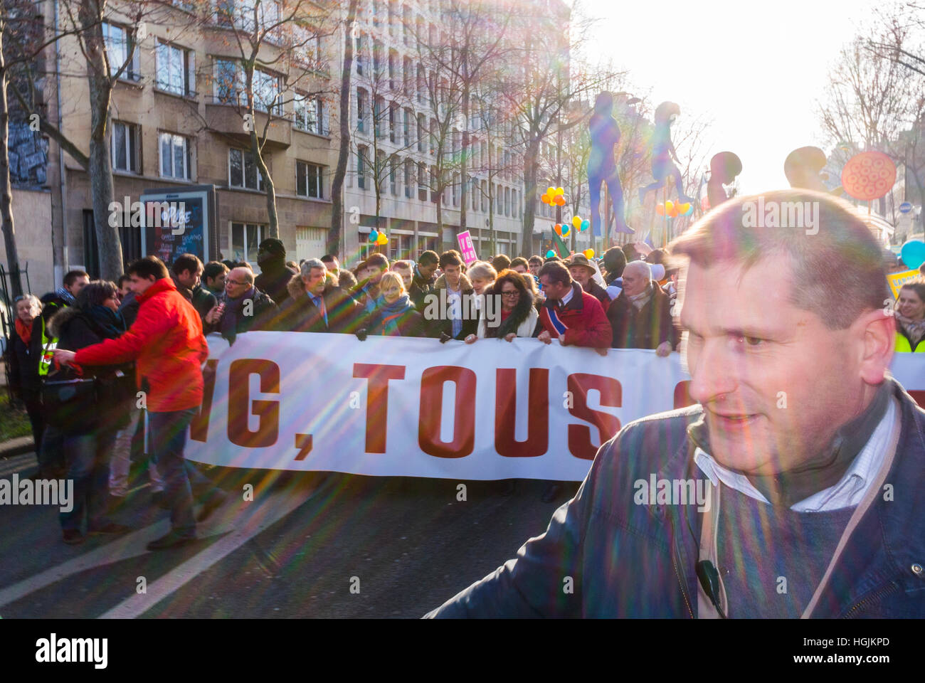 Folla di francesi, marciando per protesta contro l'aborto legale, manifestanti conservatori "arcano per la vita" "Decine di migliaia di manifestanti sono scesi per le strade di Parigi la domenica contro l'aborto e un disegno di legge per vietare ai siti web a favore della vita di diffondere "informazioni false” sulla fine delle gravidanze”. (Il sito Web locale) -- Foto Stock