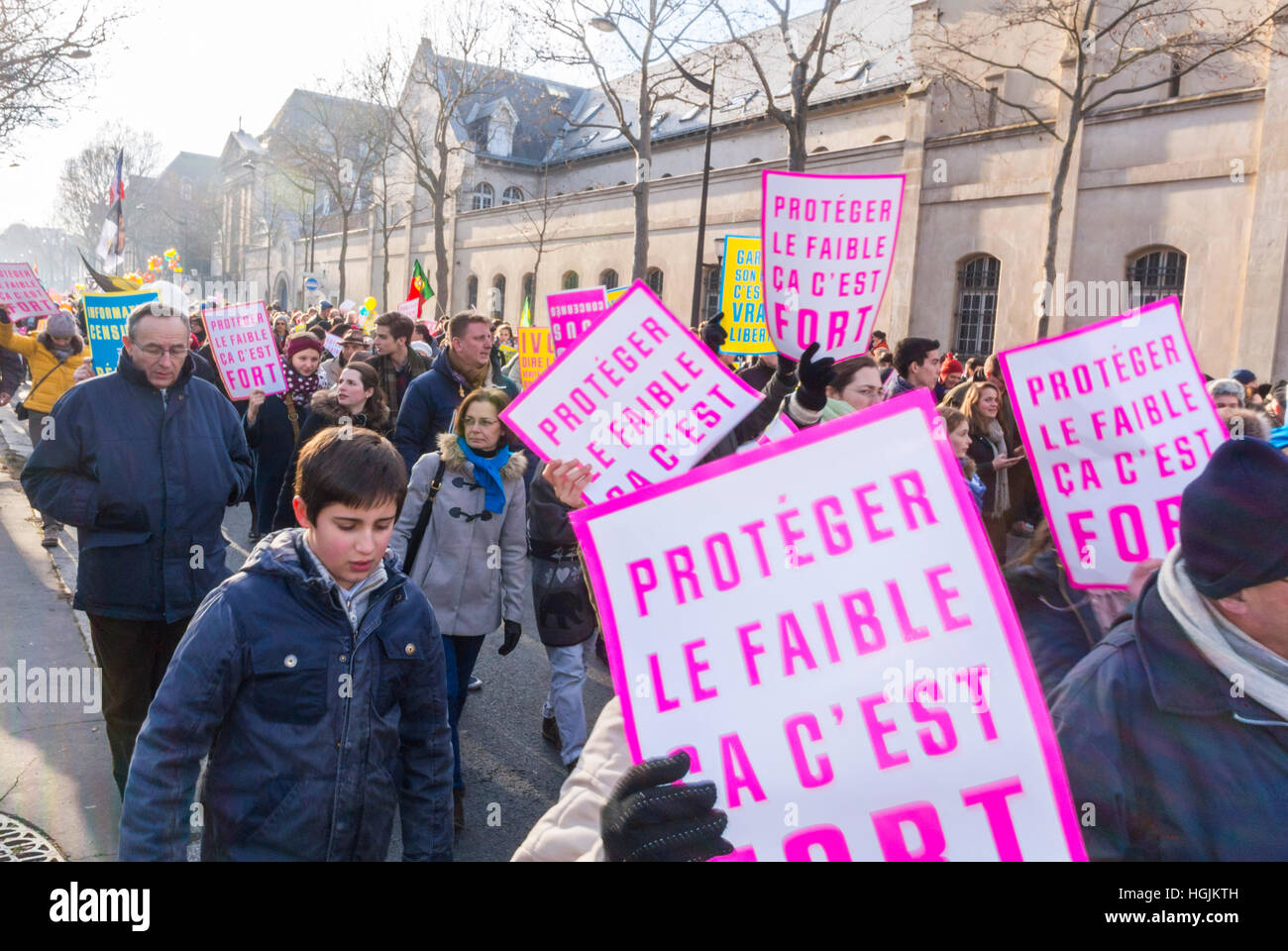 Folla di francesi, Marching per protesta contro l'aborto legale, 'arche pour la vie' conservatori manifestanti "Decine di migliaia di manifestanti sono scesi per le strade di Parigi la domenica contro l'aborto e un disegno di legge per vietare ai siti web a favore della vita di diffondere "false informazioni" sulla fine delle gravidanze."(il sito web locale) -- Foto Stock