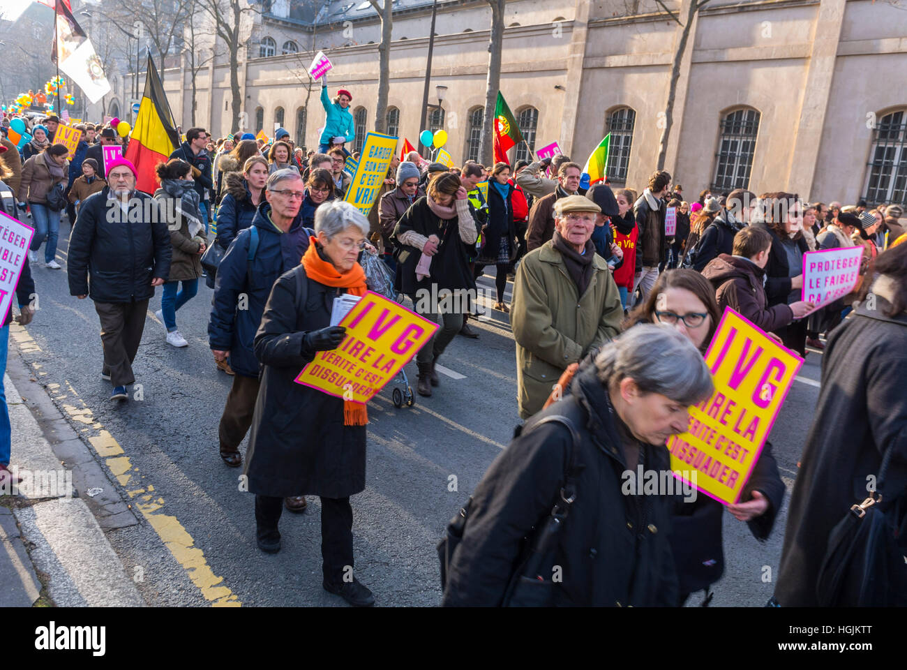 Folla di francesi, marciando per protesta contro l'aborto legale, proteste "a vita”, manifestanti conservatori "Decine di migliaia di manifestanti sono scesi per le strade di Parigi la domenica contro l'aborto e un disegno di legge per vietare ai siti web a favore della vita di diffondere "informazioni false” sulla fine delle gravidanze. (Il sito Web locale) -- Foto Stock