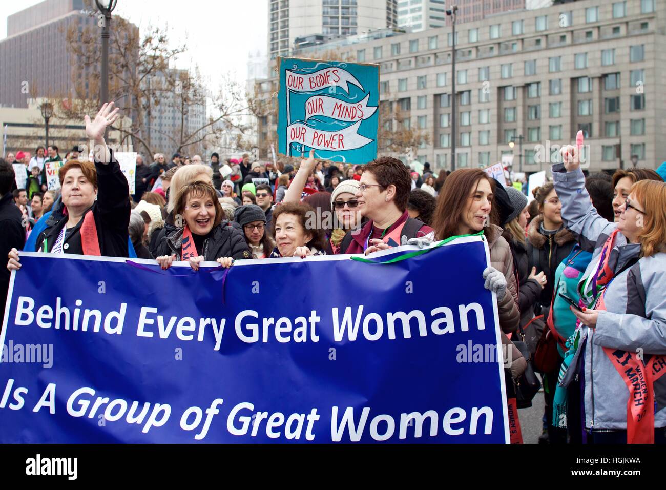 Philadelphia, Pennsylvania, USA - 21 gennaio 2017: Un gruppo di donne mature partecipa a una marcia femminile. Migliaia di persone a Philadelphia si uniscono in solidarietà con la marcia delle donne su Washington. La Philadelphia Women’s March è una delle 673 Sister Marches in tutto il mondo. Crediti: Jana Shea/Alamy Live News Foto Stock