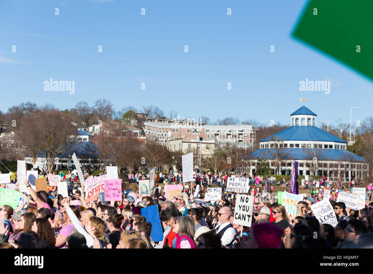 Chattanooga, Tennessee, Stati Uniti d'America. Il 21 gennaio, 2017. I dimostranti marzo attraverso la città azienda femminista e anti-Trump segni come parte di donne a marzo, Chattanooga. Credito: Fotografia TDP/Alamy Live News Foto Stock