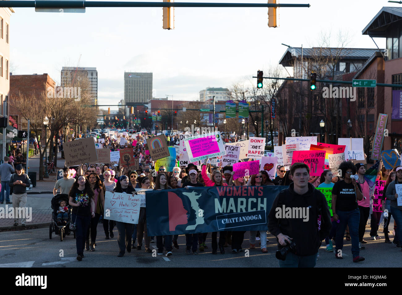 Chattanooga, Tennessee, Stati Uniti d'America. Il 21 gennaio, 2017. I dimostranti marzo attraverso la città azienda femminista e anti-Trump segni come parte di donne a marzo, Chattanooga. Credito: Fotografia TDP/Alamy Live News Foto Stock