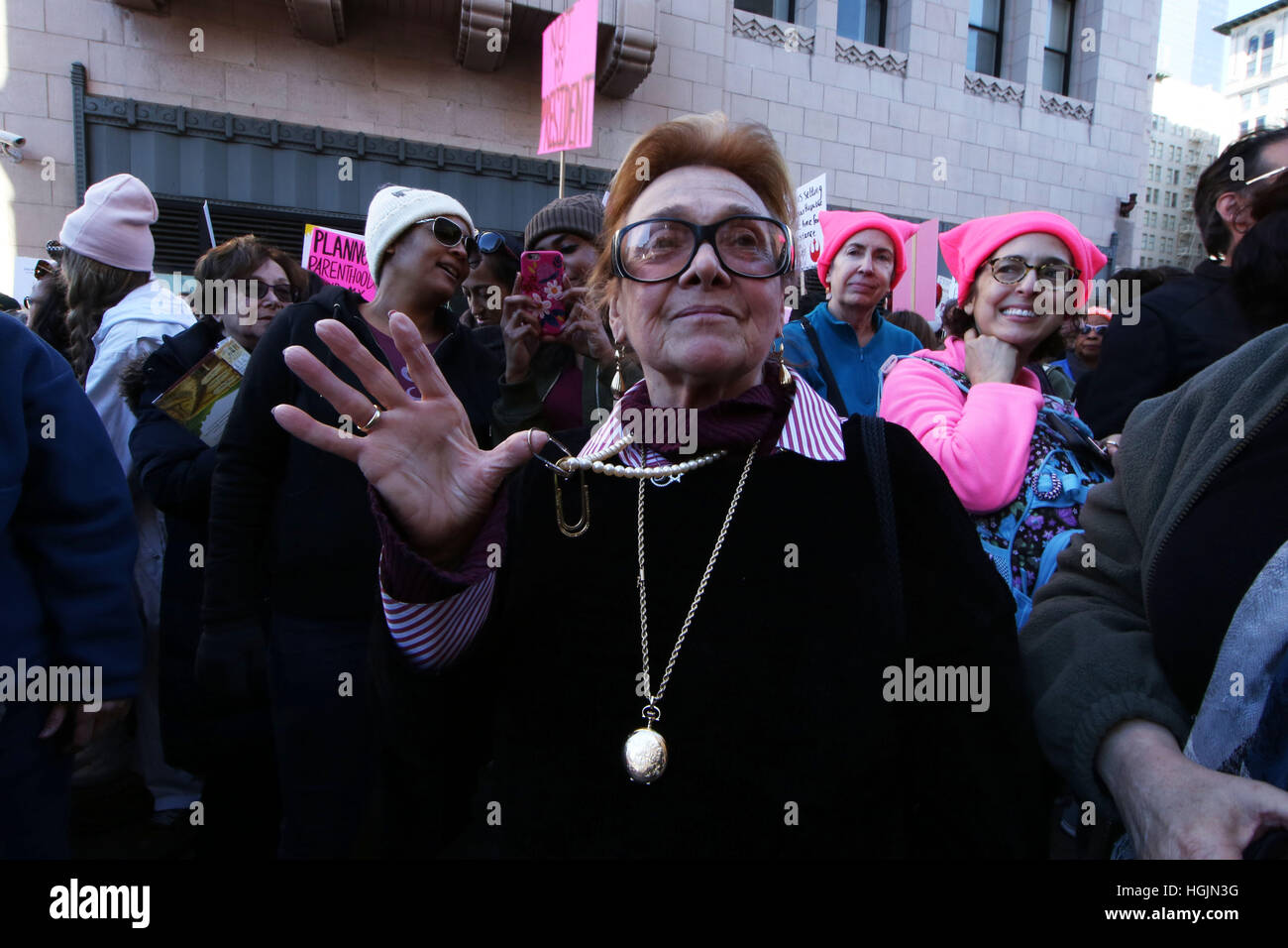 Los Angeles, Stati Uniti d'America. Xxi gen, 2017. Jan 21, 2017 - Los Angeles, Stati Uniti - Ritratto di donna che ha vissuto la maggior parte del tempo orribile della storia, Olocausto assiste le donne di marzo. Circa 750.000 persone sono scese nelle strade del centro cittadino di Los Angeles per le donne del marzo. Gli organizzatori di eventi per le donne del March-Los Angeles Dire del giorno è concepito per unificare le comunità e fare un cavalletto per ''giustizia ed equità per tutti. Credito: Katrina Kochneva/ZUMA filo/Alamy Live News Foto Stock