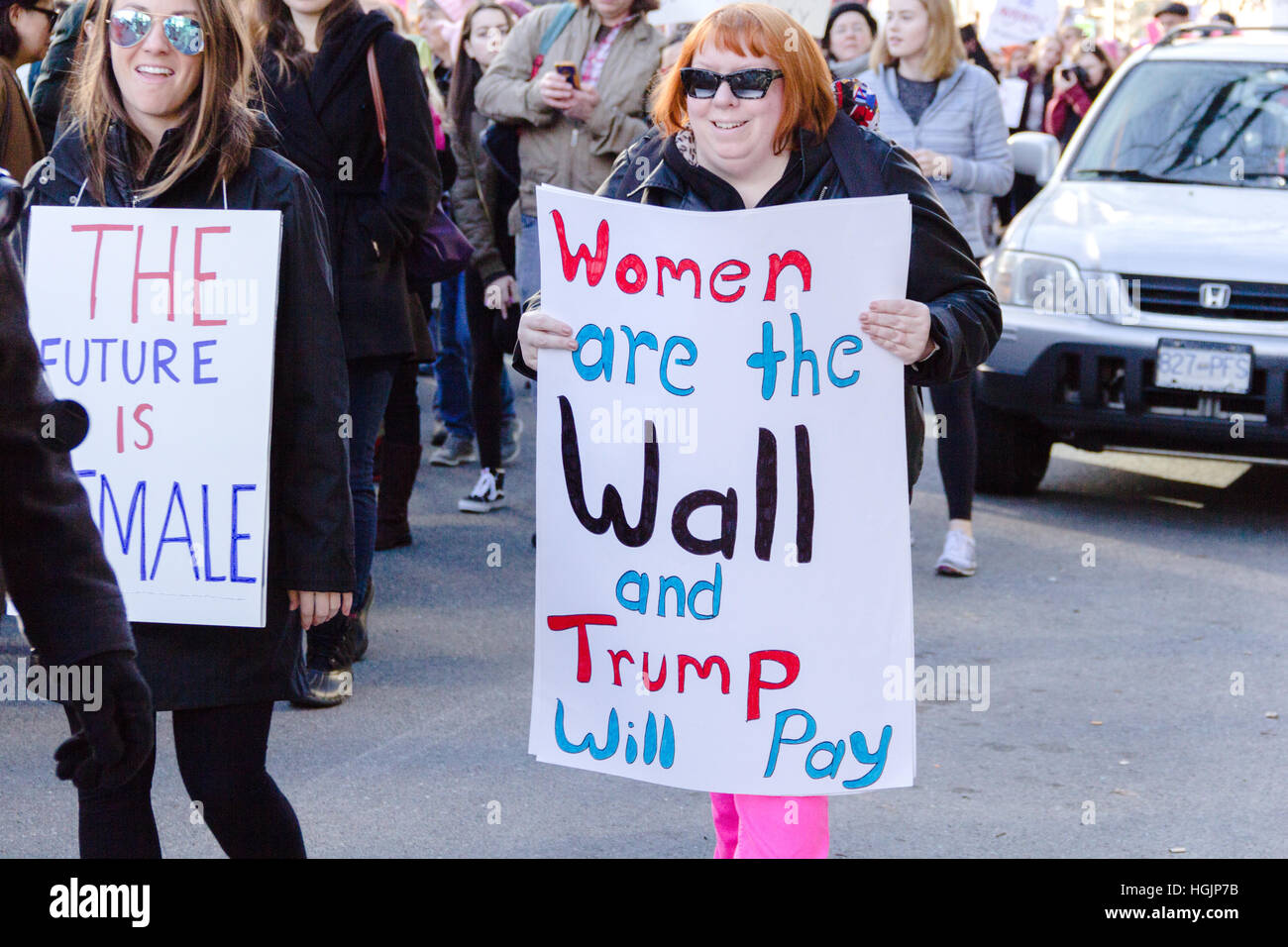 Due donne protestare azienda artigianale di indicazioni a sostegno delle donne del marzo, Seattle, Stati Uniti d'America. Foto Stock