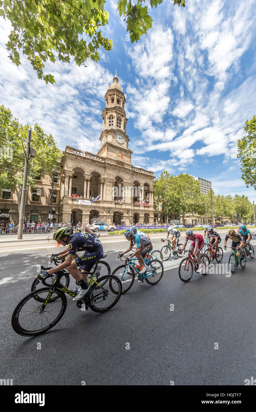 Adelaide, Australia. 22 gennaio, 2017. I piloti durante la fase 6 del Santos Tour Down Under 2017. Credito: Ryan Fletcher/Alamy Live News Foto Stock