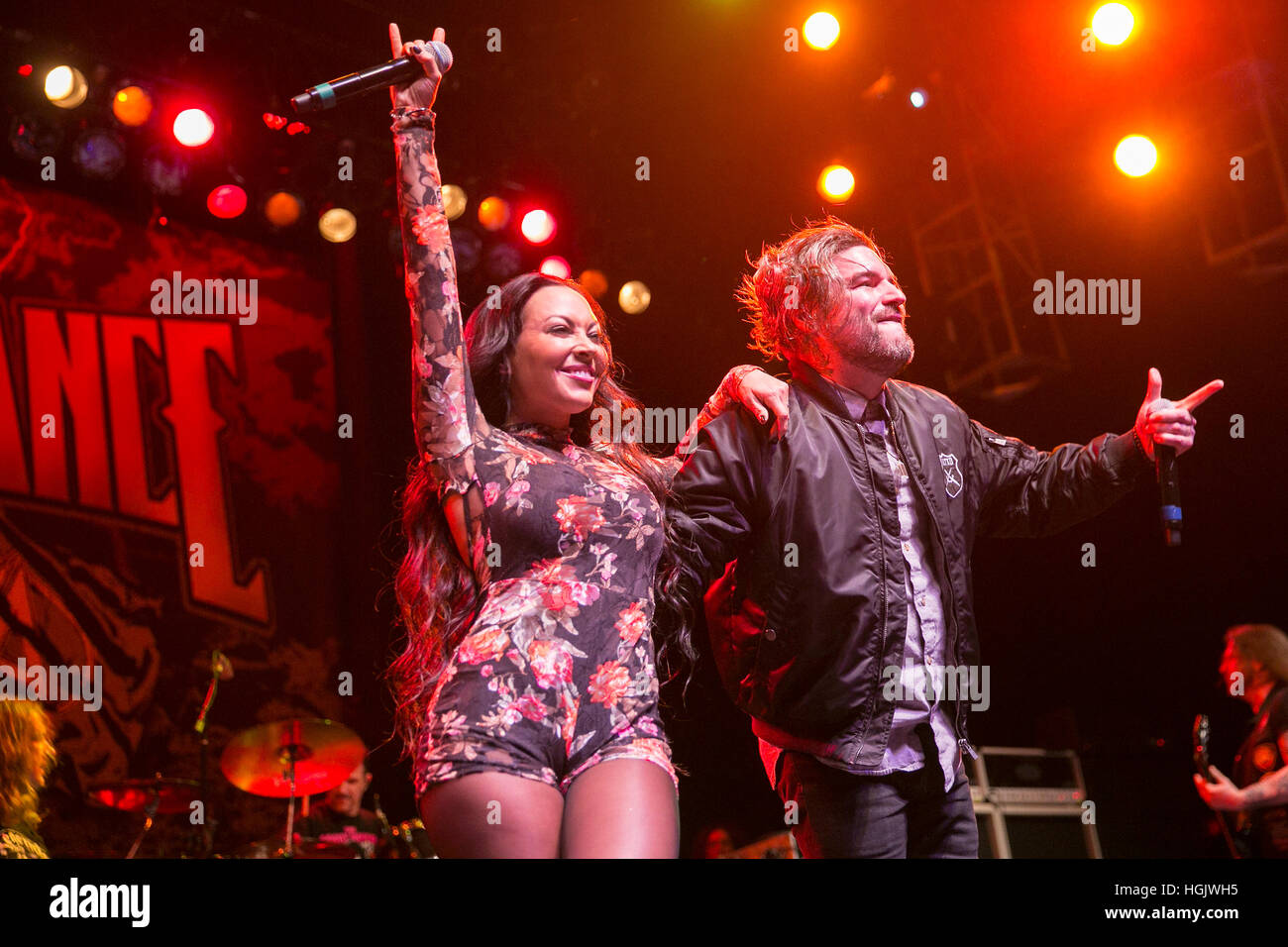 Carla Harvey e Eddie Hermida di metallo Allegiance eseguire il 20 gennaio 2017 presso la città di Grove nazionale di Anaheim, in California. Foto Stock