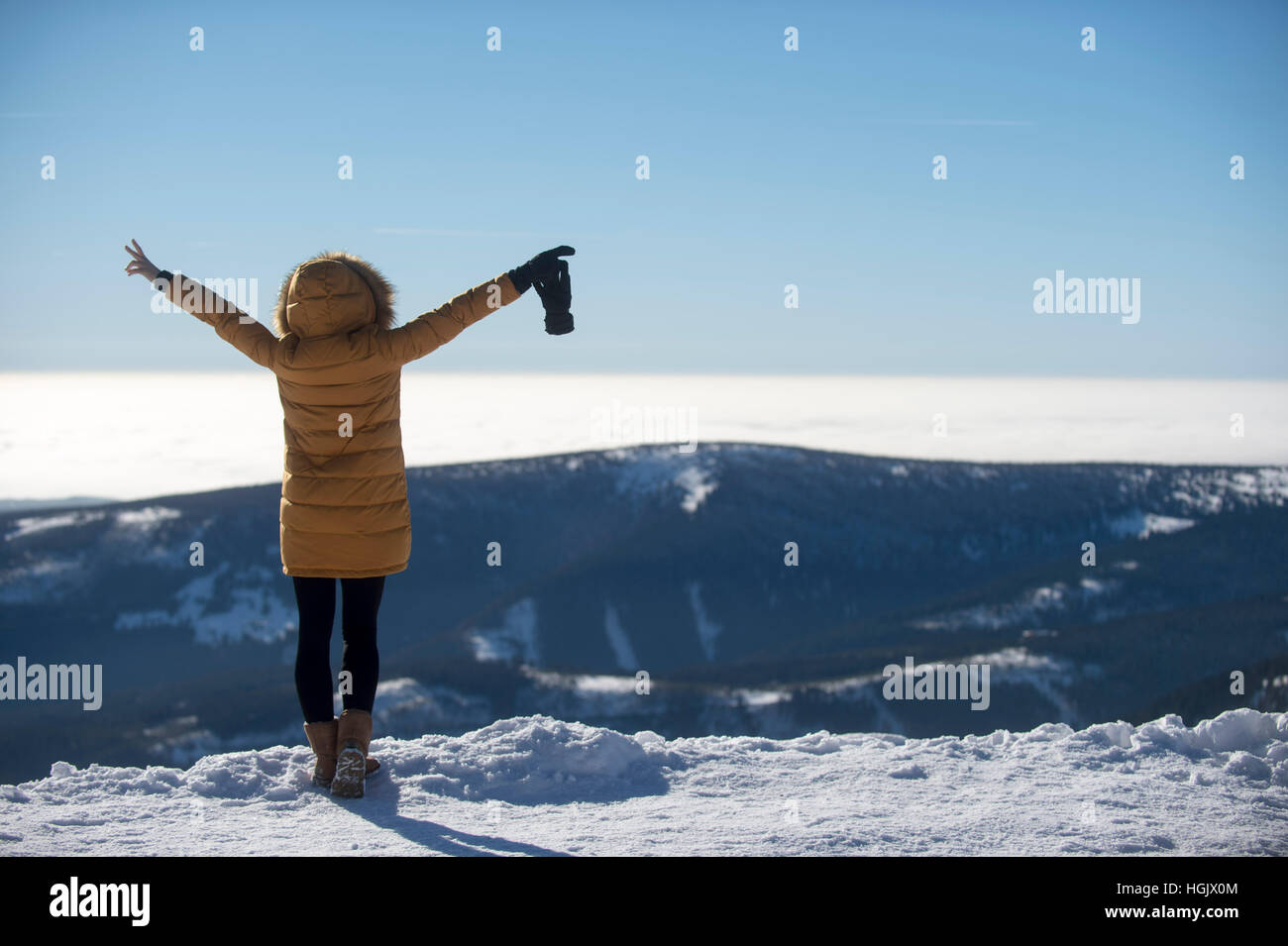 Pec pod Snezkou, Repubblica Ceca. Xxi gen, 2017. La donna gode di vista dal monte Snezka in Krkonose (Gigante) montagne, Repubblica ceca, 21 gennaio, 2017. Cattive condizioni di dispersione sono in dieci regioni della Repubblica Ceca a causa di smog che il regolamento è ancora valido a Praga e la Boemia centrale regione e regione di Olomouc oggi, mentre la situazione di smog è stata inoltre segnalata in sette regioni più alte concentrazioni di polveri in sospensione. Credito: Josef Vostarek/CTK foto/Alamy Live News Foto Stock