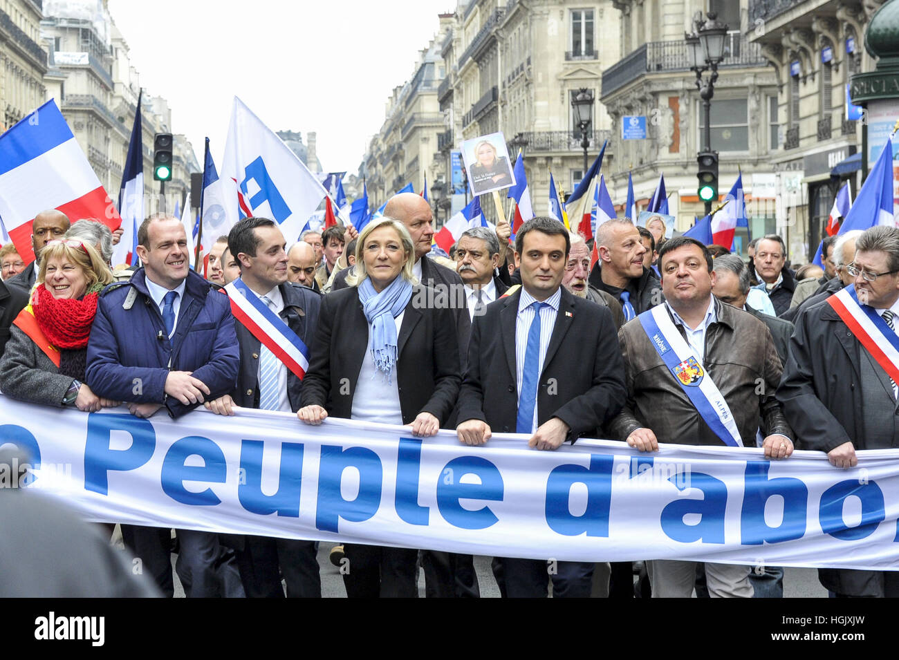 Parigi, Francia. Il 1 maggio, 2013. Francese di estrema destra partito nazionale anteriore (FN) presidente Marine Le Pen (anteriore C), vice-presidente Florian Philippot (anteriore 2a R), segretario generale Steeve Briois (anteriore 2a L), e locali eletti Guiniot Michel (R) e Nicolas Bay (L), frequentare il partito della marcia annuale per celebrare la Giovanna d Arco il 1 maggio 2013 a Parigi. Lo slogan dice in francese "La gente del primo credito: Chris Jung/ZUMA filo/Alamy Live News Foto Stock