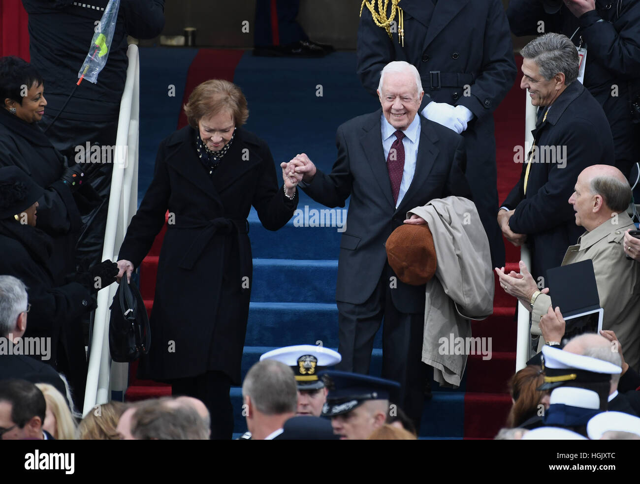 L ex Presidente Jimmy Carter e moglie Rosalynn a piedi giù i passaggi durante la cerimonia di insediamento del presidente Donald Trump sulla facciata ovest degli Stati Uniti Capitol on gennaio 20, 2017 a Washington, DC Trump divenne il quarantacinquesimo Presidente degli Stati Uniti. Foto di Pat Benic/UPI - nessun filo SERVICE - foto: Pat Benic/UPI/consolidato/dpa Foto Stock