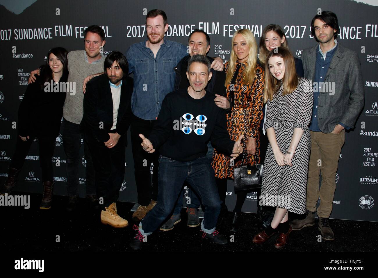 Katie Stern, Keegan DeWitt, Jason Schwartzman, Joe Swanberg, Joshua Blum, Adam Horovitz, Chloe Sevigny, Analeigh Tipton, Emily Browning, Alex Ross, presso gli arrivi di GOLDEN ESCE Premiere al Sundance Film Festival 2017, la Biblioteca teatro, Park City, UT 22 gennaio 2017. Foto di: James Atoa/Everett Collection Foto Stock