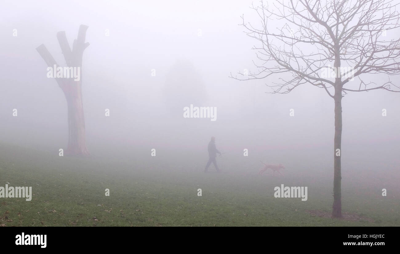 Brighton, Regno Unito. 23 gen 2017. Una fitta nebbia copre Queens Park in Brighton questa mattina . La nebbia è la causa principale delle interruzioni di viaggio in tutto il sud della Gran Bretagna con voli in partenza da Heathrow per essere annullato Credito: Simon Dack/Alamy Live News Foto Stock