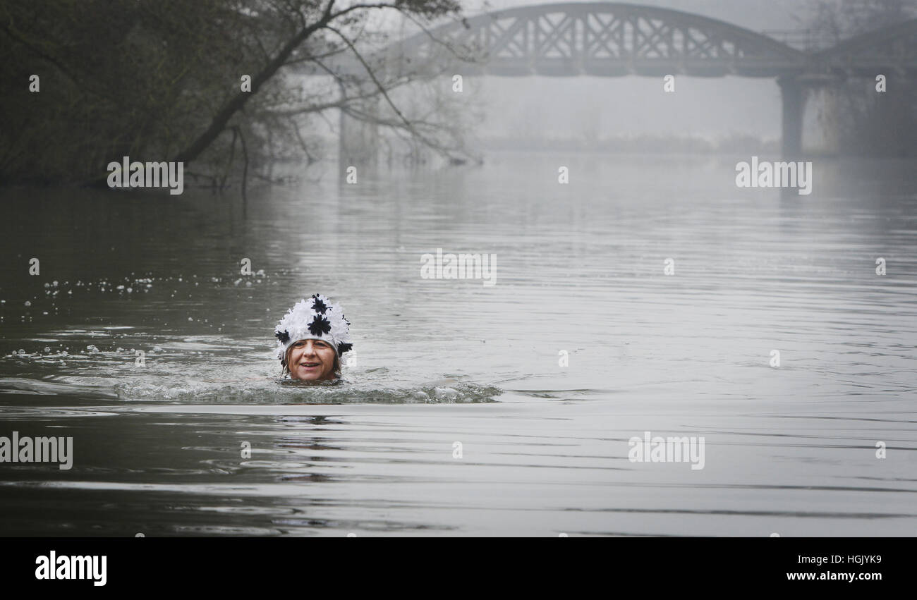 Oxford, Regno Unito. 23 gen 2017. Helen Edwards prendendo un congelamento tuffo nel Tamigi vicino Iffley Lock in Oxford. Un tuffo shes sta assumendo ogni giorno di gennaio per raccogliere fondi per i senza tetto i service provider OxHoP. Foto di credito: Richard Cave/Alamy Live News Foto Stock